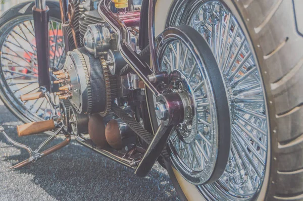 A roda traseira e o motor é uma motocicleta retro — Fotografia de Stock