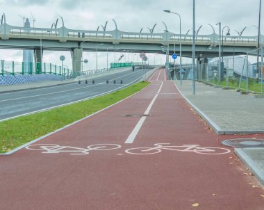 Şehir ayrı bir Bisiklete binme yolu geçer köprü altında olan