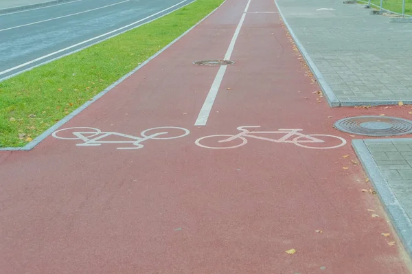 Отдельная велосипедная дорожка в городе — стоковое фото
