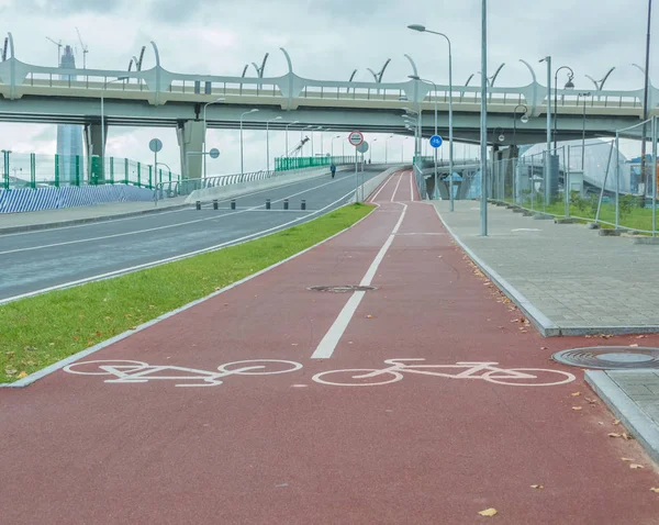 В городе под мостом проходит отдельная велодорожка — стоковое фото
