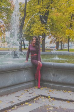  Çeşme bulutlu bir günde, güzel kız