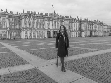 siyah ve beyaz sonbahar günü kız meydanda şemsiye ile