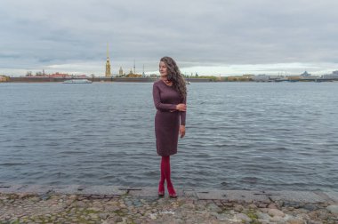 bulutlu bir günde nehrin güzel kız