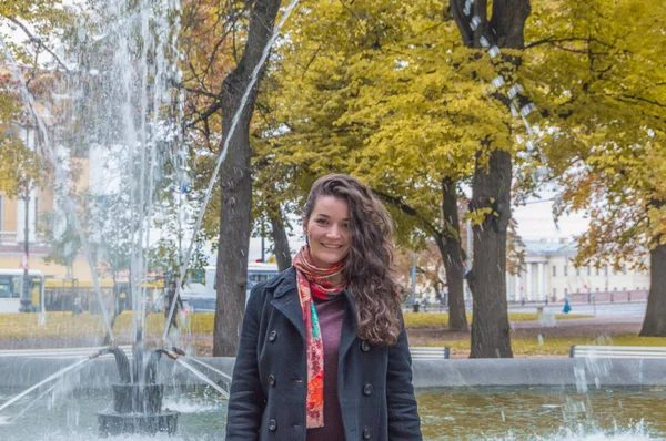 bulutlu bir günde çeşme closeup güzel kız