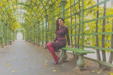 Parkta bir bankta, bir kız, sonbahar