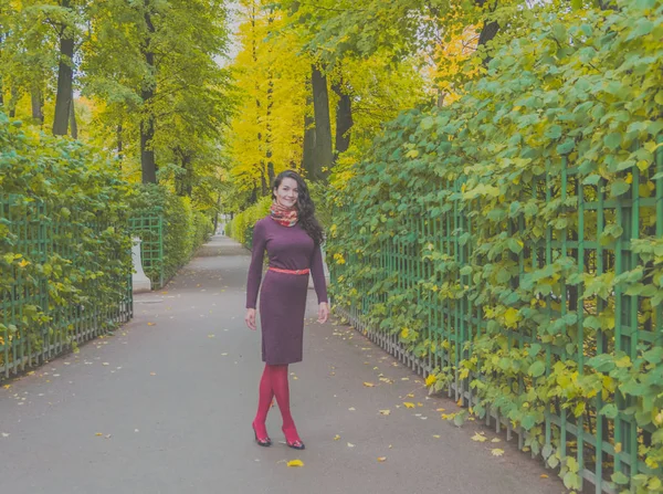 Le jour d'automne, elle se promène dans le parc — Photo