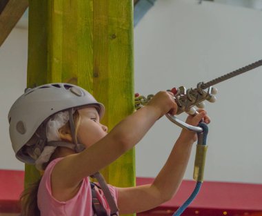 akılda kalıcı sigorta, Macera Parkı çocuk beyaz kask içinde