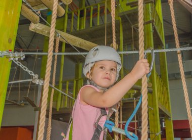 bir kız macera Parkı beyaz bir kask içinde closeup