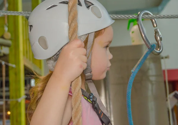 In the adventure Park the kid in the white helmet and insurance — Stock Photo, Image