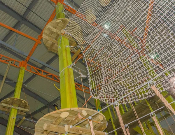 Plataforma de madeira no mastro no parque de aventura — Fotografia de Stock