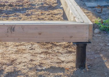 köşe ahşap çerçeve ev yapım aşamasında