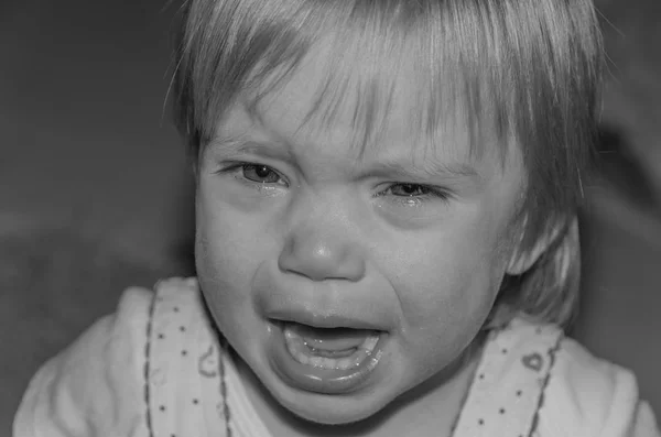 黑色和白色, 看着镜头哭的孩子, 特写镜头 — 图库照片