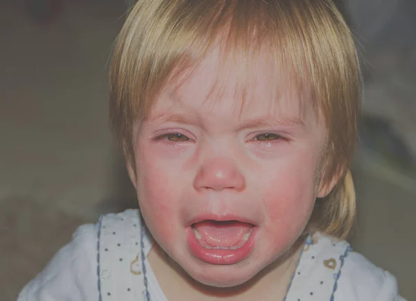 Zbliżenie, płacz dziecka i patrząc na kamerę — Zdjęcie stockowe