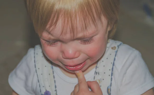 Zbliżenie, patrząc na aparat płacz dziecka — Zdjęcie stockowe