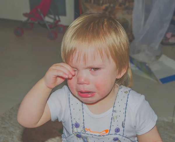 Siedzi na podłodze płacząc dziecko — Zdjęcie stockowe