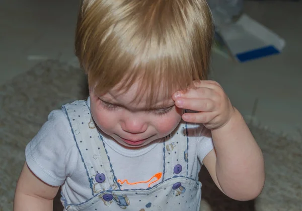 Dziecko siedzi na podłodze płacz — Zdjęcie stockowe