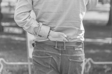 arkadan askısı kot pantolon erkek altından elini koymak