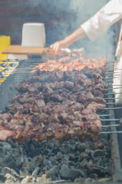 Kömür kızarmış şiş bir şiş üzerinde kazığa