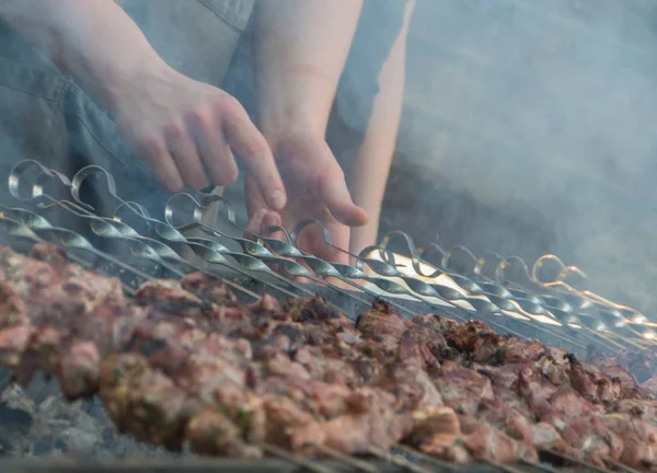 Shish kebab na szaszłyki, szef kuchni przygotowuje — Zdjęcie stockowe