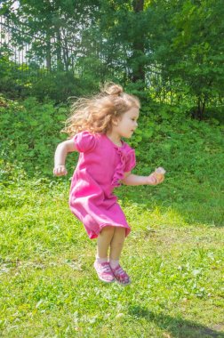 n bir çocuk dondurma ile atlama Park