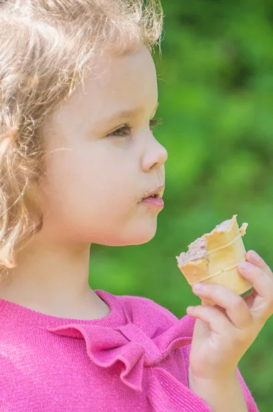 Close up, criança com sorvete na mão caminha no parque — Fotografia de Stock