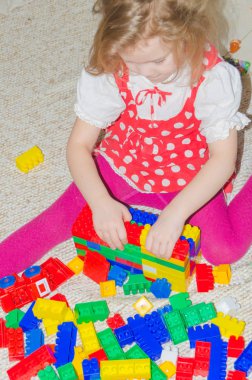 odada tasarımcı ile oynayan çocuk