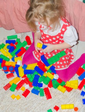 odada tasarımcı ile oynayan çocuk