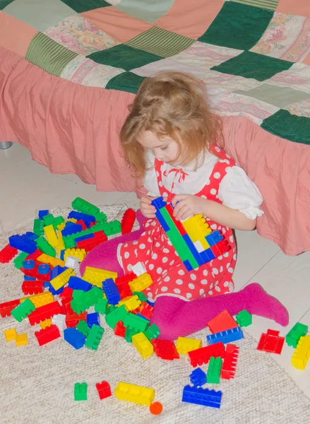 Bir kız bir tasarımcı evde oynuyor — Stok fotoğraf
