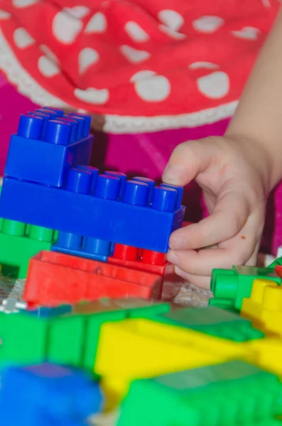 Ein Mädchen spielt in einem Designerhaus — Stockfoto