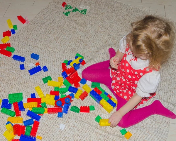 bir kız bir tasarımcı evde oynuyor