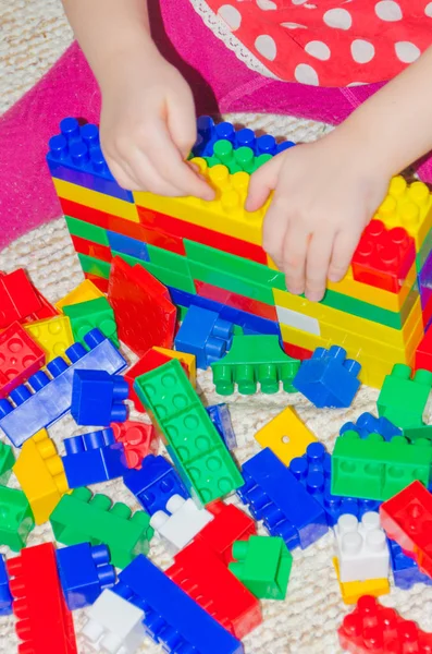 bir kız bir tasarımcı evde oynuyor