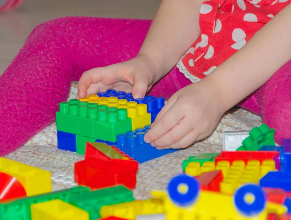 L'enfant dans la pièce jouant avec le designer — Photo