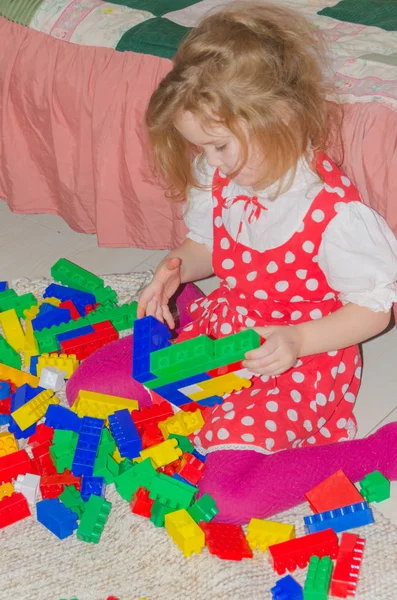 Dziecko w pokoju bawią się z projektantem — Zdjęcie stockowe