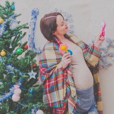 çıngırak elinde, hamile ile Noel ağacı 