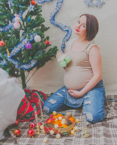 I den nya året gravid flickan nära julgran — Stockfoto