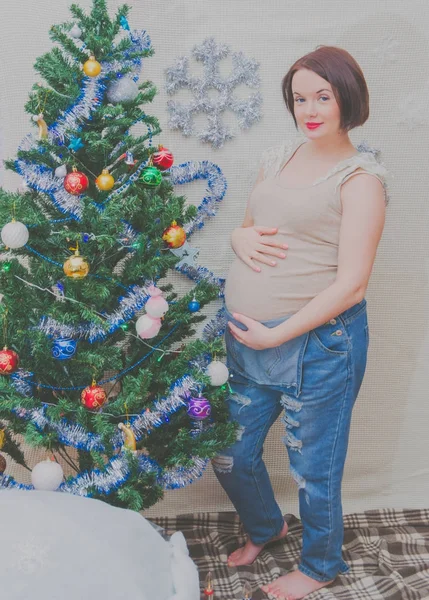 Στο νέο έτος έγκυος κορίτσι κοντά στο χριστουγεννιάτικο δέντρο — Φωτογραφία Αρχείου