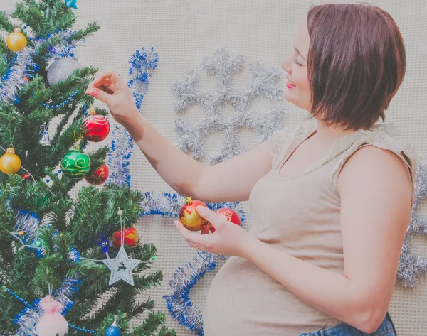 Yeni yılda hamile kız ağacın yanında