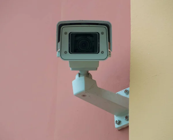 Câmera de vigilância em uma parede de edifício, close-up — Fotografia de Stock