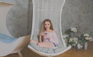 ev atmosferde, bir kadeh şarap ile çekici bir kız