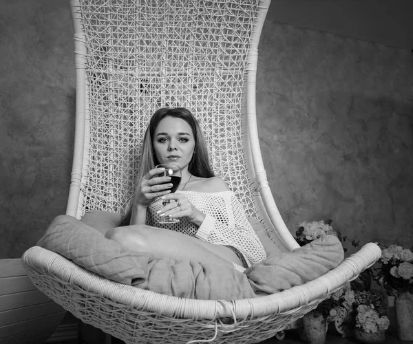 Όμορφο κορίτσι με ποτήρι κρασί στο σπίτι — Φωτογραφία Αρχείου