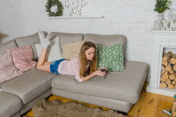 Nell'atmosfera di casa, una ragazza attraente con un bicchiere di vino — Foto Stock