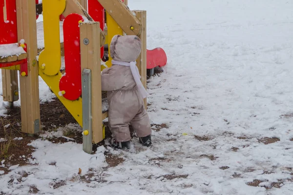 Inverno no parque com slide, criança — Fotografia de Stock