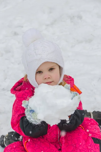Winter auf dem Spielplatz modelliert Schneemädchen — Stockfoto
