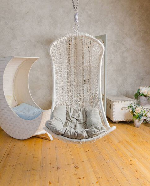 плетеные качели висят в комнате
