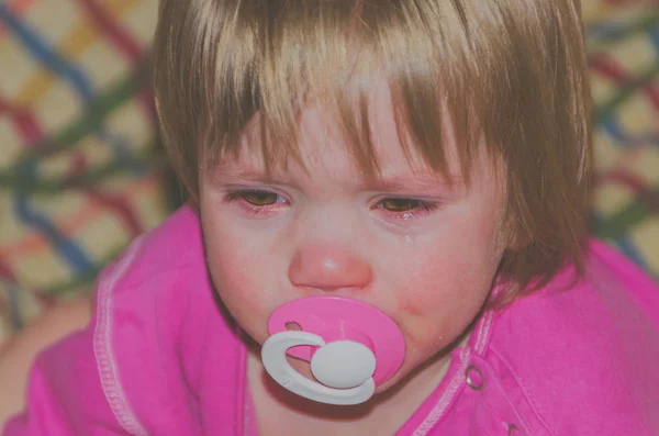 Baby z pacyfikatorem płacz, nie chce spać — Zdjęcie stockowe
