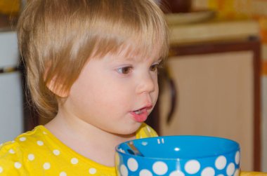 Mutfakta kahvaltı lapası bir çocuk yiyin