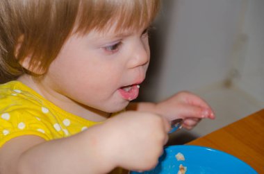 Mutfakta çocuk, kahvaltı lapası