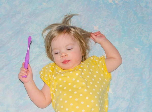 Cepillo de dientes de niño acostado en la cama — Foto de Stock