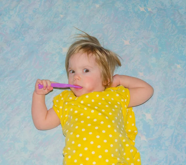 Yatakta bebek diş fırçası — Stok fotoğraf