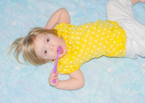 Yatakta bebek diş fırçası — Stok fotoğraf